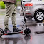 Verkehrsunfall in Dinslaken: E-Scooter-Fahrer stürzt – Auto fährt weiter