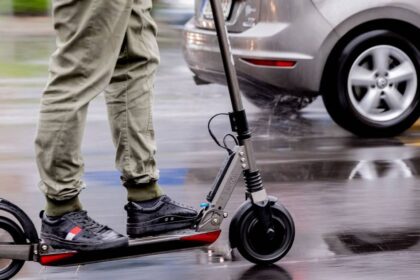 Verkehrsunfall in Dinslaken: E-Scooter-Fahrer stürzt – Auto fährt weiter