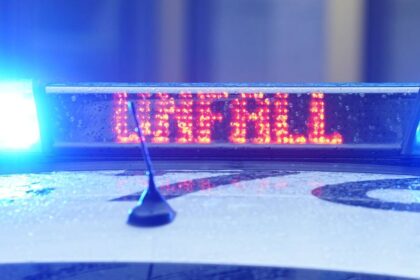 Verkehrsunfall in Dinslaken: Radfahrer bremst und fällt – Autofahrer flüchtet