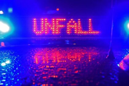 Verkehrsunfall in Voerde: 18-jähriger E-Scooter-Fahrer gerät unter Müllwagen – tot