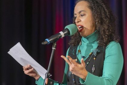 Von Emotionen bis zum Lachen: Dinslakens Poetry Slam rührt und überrascht