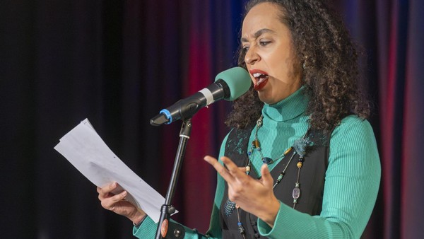 Von Emotionen bis zum Lachen: Dinslakens Poetry Slam rührt und überrascht