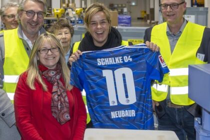 Wirtschaftsministerin Mona Neubaur verlässt Voerde mit einem Schalke-Trikot