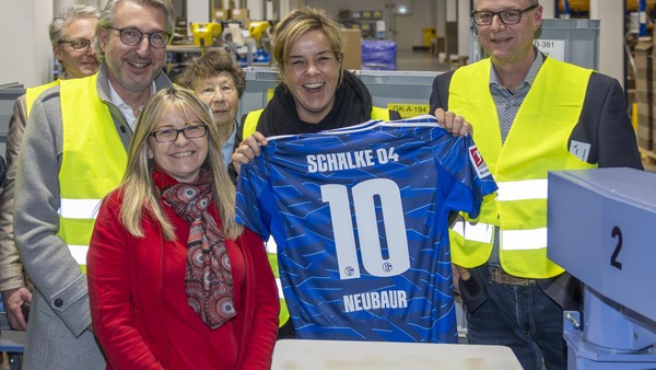 Wirtschaftsministerin Mona Neubaur verlässt Voerde mit einem Schalke-Trikot