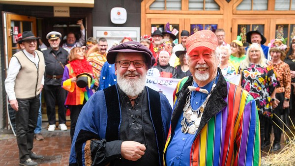 „Wöllepump!“ – eine alte Dinslakener Tradition wurde an Rosenmontag fortgeführt