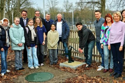 Am GHG in Dinslaken: Schwengelpumpe eingeweiht – „Den Hahn aufdrehen kann ja jeder“