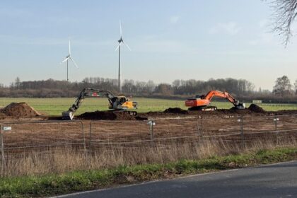 Bauarbeiten in Voerde-Mehrum: Bagger graben Oberboden ab – das ist der Grund