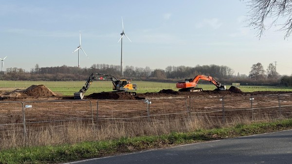 Bauarbeiten in Voerde-Mehrum: Bagger graben Oberboden ab – das ist der Grund