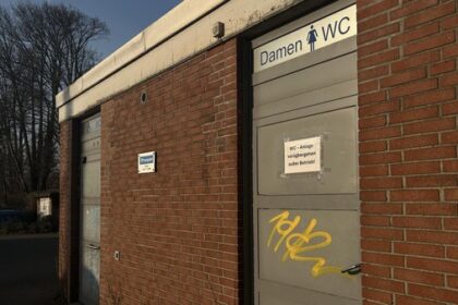 Fäkalien am Boden und an Wänden: Ekelzustände in Dinslakener Bahnhofstoilette