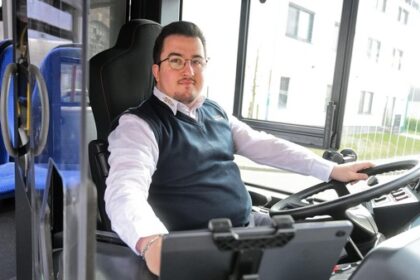 Ferhan (24) ist Busfahrer aus Dinslaken: Was er sich von den Fahrgästen wünscht