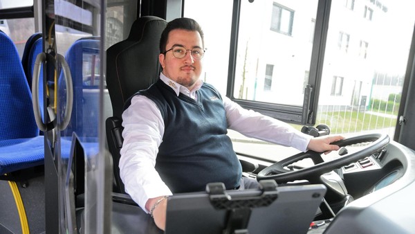 Ferhan (24) ist Busfahrer aus Dinslaken: Was er sich von den Fahrgästen wünscht