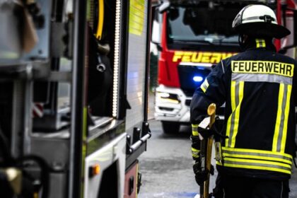 Feuer in Dinslakener Kleingarten: Zwei Parzellen brannten lichterloh