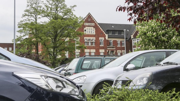 Großer Krankenhaus-Parkvergleich im Kreis Wesel: Wo Gäste 15 Euro pro Tag zahlen