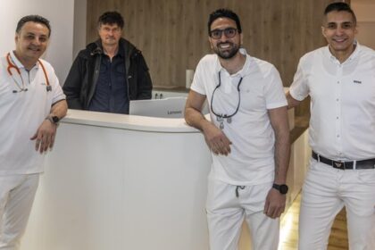 Großer Umzug in Dinslaken: Freunde schaffen Ärztehaus im Bruch