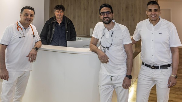 Großer Umzug in Dinslaken: Freunde schaffen Ärztehaus im Bruch