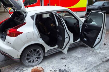In Eppinghoven: Auto gerät in Brand – Insassin leicht verletzt