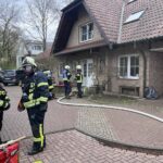Kellerbrand in Dinslaken: Feuerwehr rettet Hund aus verrauchtem Gebäude