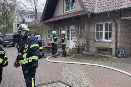 Kellerbrand in Dinslaken: Feuerwehr rettet Hund aus verrauchtem Gebäude