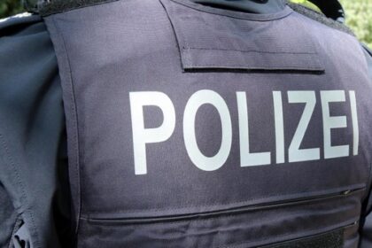 Mehrere Autos auf Dinslakener Parkplatz beschädigt – Polizei sucht Zeugen