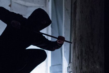 Mehrfamilienhaus in Dinslaken: Versuchter Wohnungseinbruch – drei Männer unter Verdacht