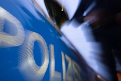 Mitten in Dinslaken: Planwagenfahrer von Jugendlichen mit Steinen beworfen