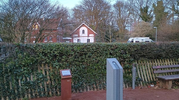 Nach Vandalismus: Stadtwerke stellen neuen Trinkwasserbrunnen in Hiesfeld auf
