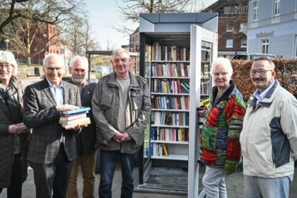 Neuer Bücherschrank in Dinslaken-Hiesfeld befindet sich in einer Telefonzelle