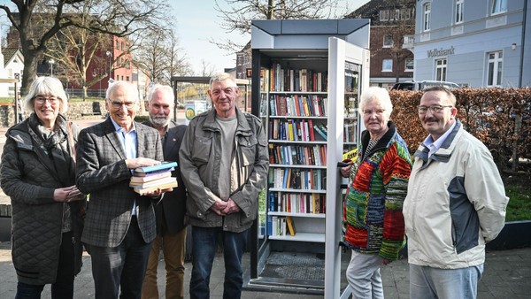 Neuer Bücherschrank in Dinslaken-Hiesfeld befindet sich in einer Telefonzelle