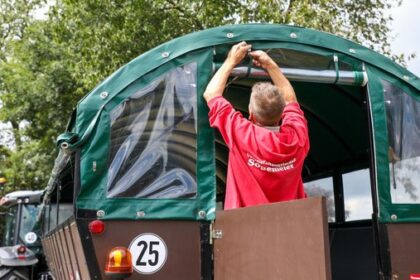 Polizei ermittelt: Jugendliche attackieren Planwagen in Dinslaken