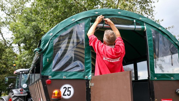 Polizei ermittelt: Jugendliche attackieren Planwagen in Dinslaken