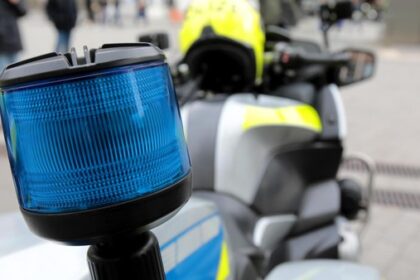 Schülerin auf E-Scooter verletzt sich bei Unfall mit Pkw in Voerde