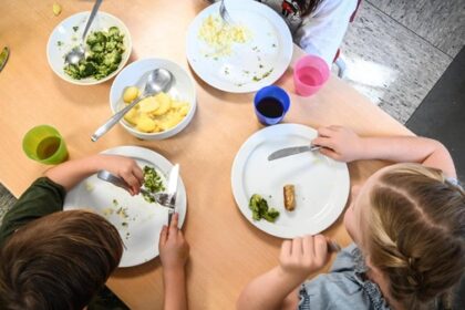 Schulessen pauschal bezahlen? „Erhebliche Irritationen“ bei Dinslakener Eltern