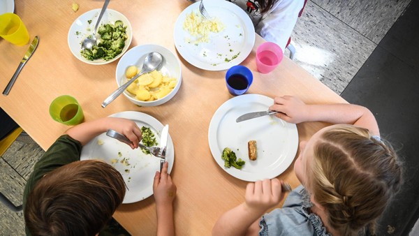 Schulessen pauschal bezahlen? „Erhebliche Irritationen“ bei Dinslakener Eltern