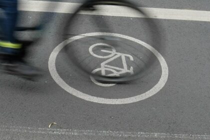 Unfall in Dinslaken: Nach Zusammenstoß mit Mädchen – Radfahrer entfernt sich