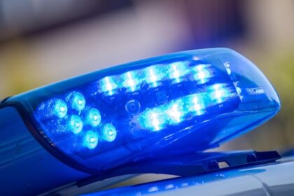 Unfallflucht in Voerde: Autofahrer krachte in Laterne und zwei Bäume