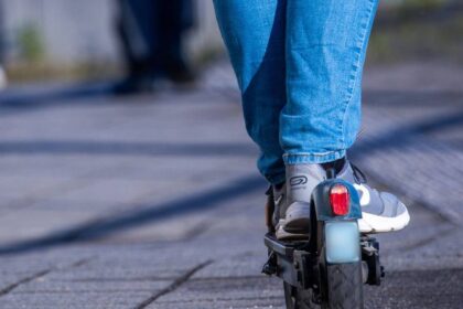 Verkehrsunfall in Voerde: Beim Zusammenstoß mit Auto – E-Scooter-Fahrerin verletzt