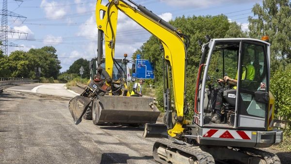 Wegen teurer Spritpreise? Diebe pumpen Diesel aus Baggern