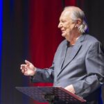 Wilfried Schmickler, der Poet der leisen Töne, mahnte in der Kathrin-Türks-Halle