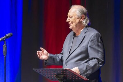 Wilfried Schmickler, der Poet der leisen Töne, mahnte in der Kathrin-Türks-Halle