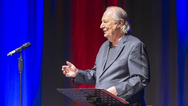 Wilfried Schmickler, der Poet der leisen Töne, mahnte in der Kathrin-Türks-Halle