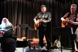 30 Jahre Pont Neuf: Folk-Trio feiert mit Metal-Geige und 17 Instrumenten