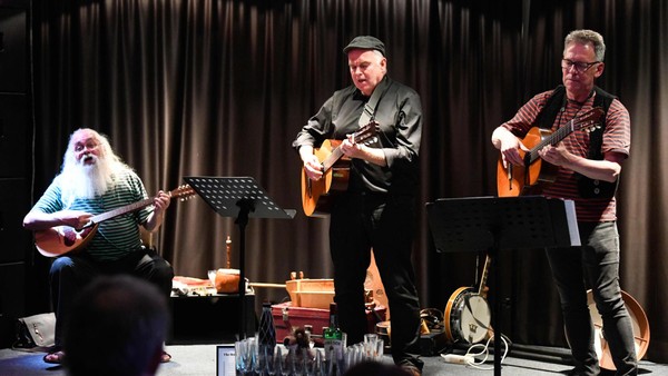 30 Jahre Pont Neuf: Folk-Trio feiert mit Metal-Geige und 17 Instrumenten