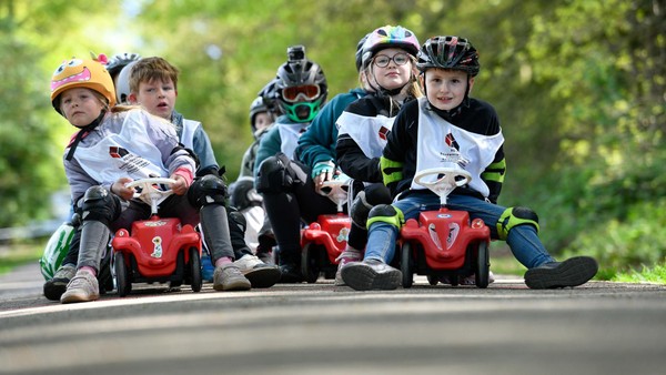 47 Bilder: Die schönsten Fotos vom Bobby-Car-Rennen in Hünxe-Bruckhausen