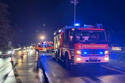 A3 bei Hünxe: Elektroauto schleudert in Leitplanke – Trümmer treffen Gegenverkehr