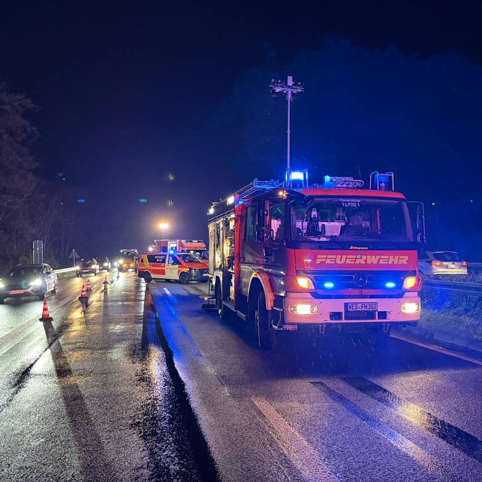 A3 bei Hünxe: Elektroauto schleudert in Leitplanke – Trümmer treffen Gegenverkehr
