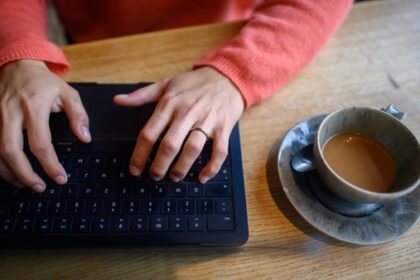 Arbeiten mit Laptop im Café: So reagieren Dinslakener Gastronomen auf den Trend