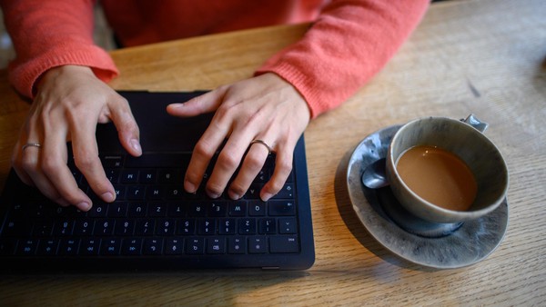 Arbeiten mit Laptop im Café: So reagieren Dinslakener Gastronomen auf den Trend