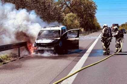 Autobrand auf der A3 bei Hünxe: Feuerwehr konnte die Flammen löschen