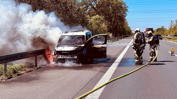 Autobrand auf der A3 bei Hünxe: Feuerwehr konnte die Flammen löschen