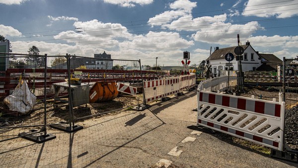 Betuwe-Linie in Dinslaken: Das passiert am 20. April am Bahnübergang Holtener Straße